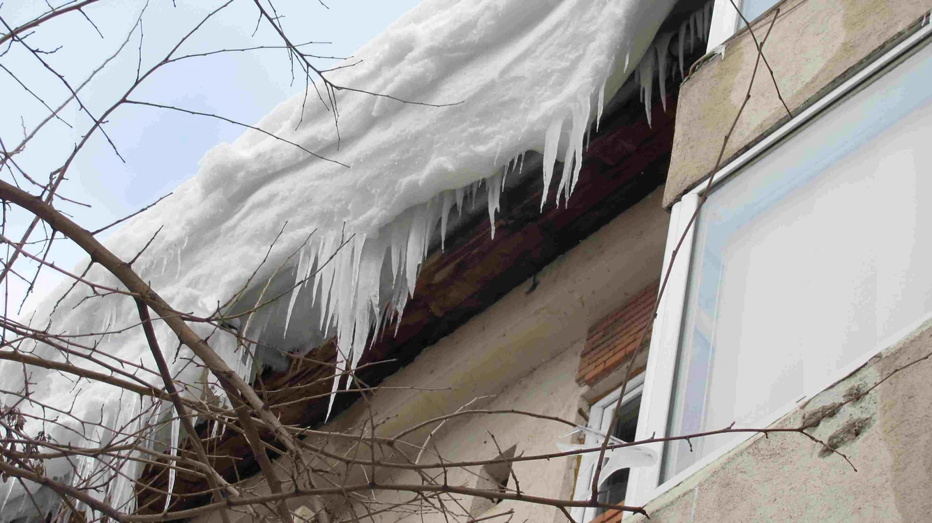 Zăpada şi ţurţurii de pe acoperişuri, un adevărat pericol