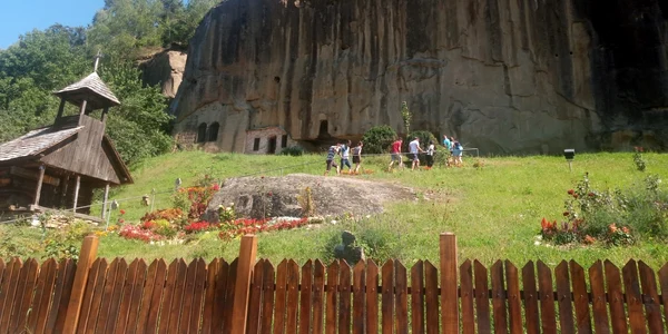 manastire rupestra corbii de piatra arges