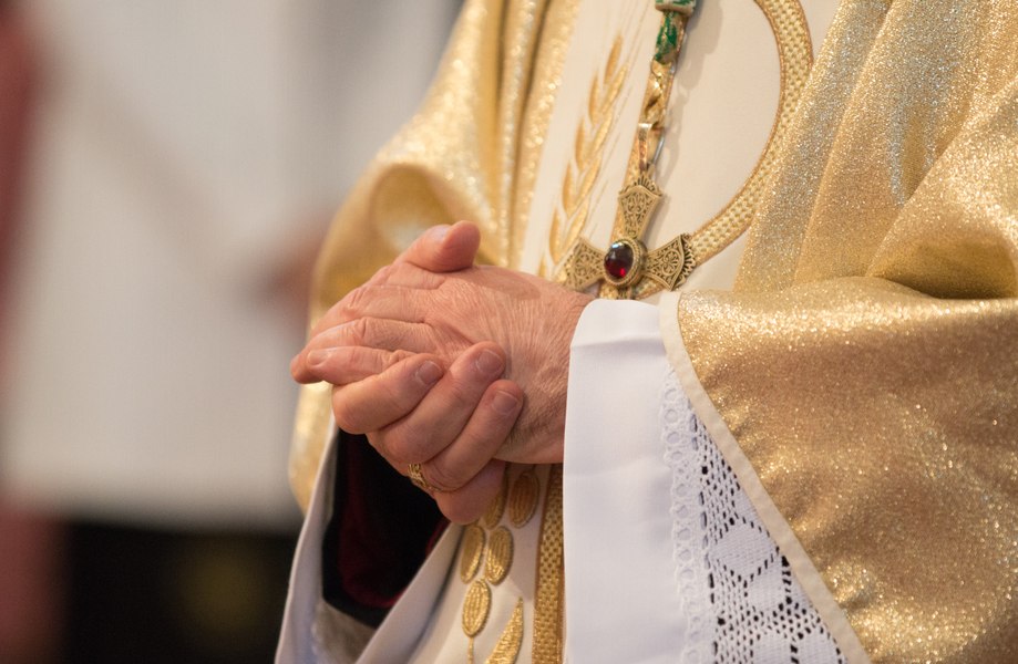 Un preot din Vaslui a lăsat însărcinată o enoriașă căsătorită. Ce decizie a luat Biserica după ce femeia a născut gemeni