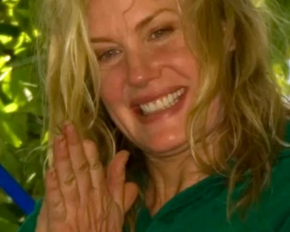 Daryl Hannah îi lipseşte o parte dintr-un deget de la o mână
