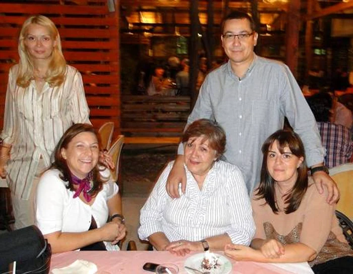 
    Premierul a postat pe Facebook fotografia cu familia sa  