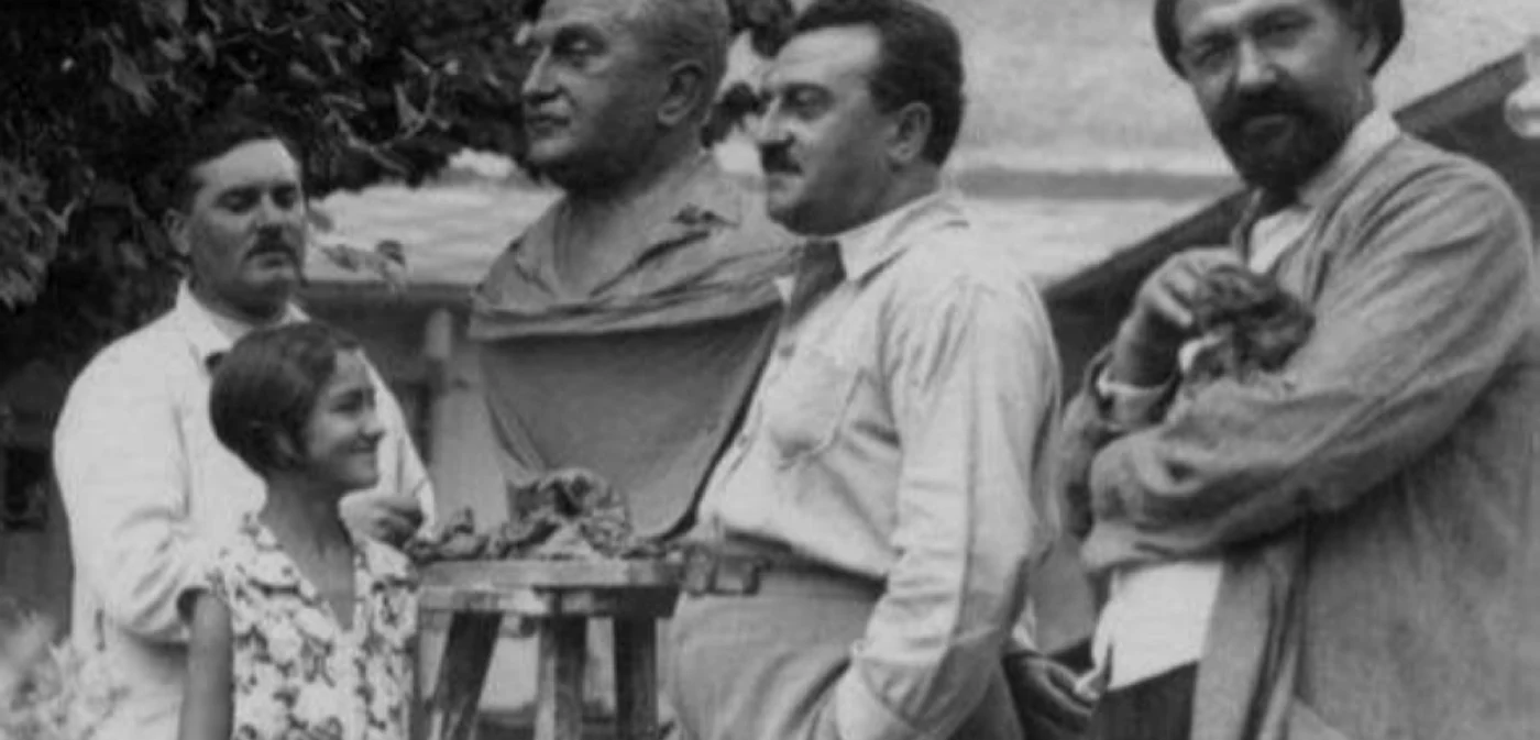 Constantin Sarry (în mijloc), cu sculptorul Ion Jalea Sursa elpis.ro / arhiva Sarry