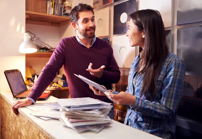 
    Particulele pe care le emitem când vorbim rămân mai mult timp în aer foto: Shutterstock  