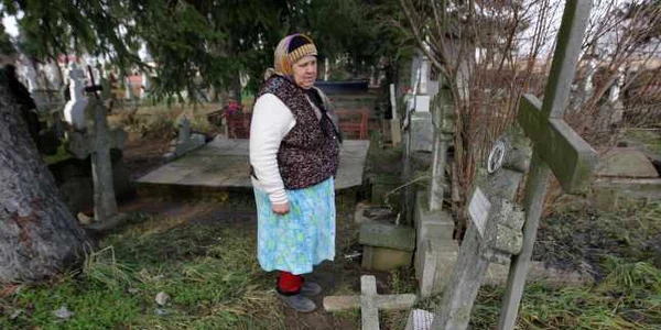 Bărbații au sustras obiecte de pe morminte
