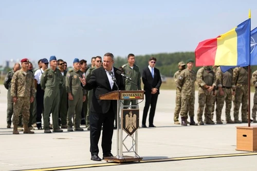 Autoritățile române s-au felicitat între ele Sursa foto: INQUAM PHOTOS/Sabin Cîrstoveanu