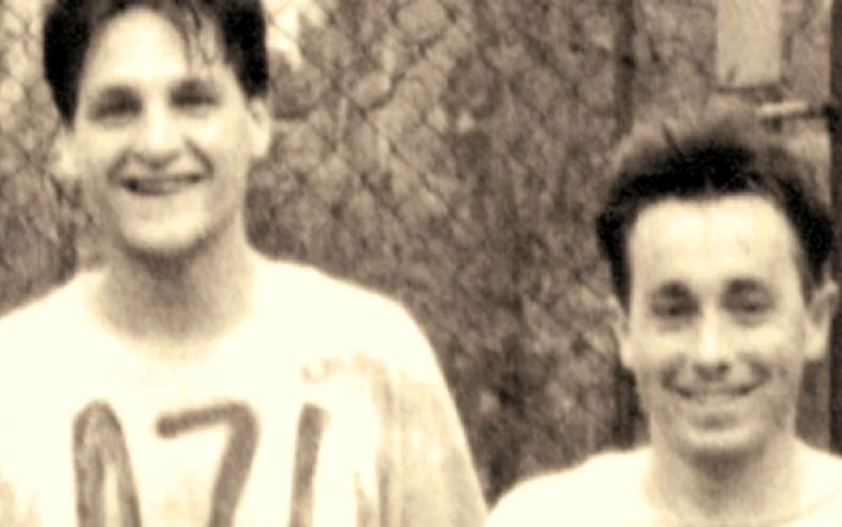 Alături de Costi Mocanu, acum 20 de ani, pe când jucau împreună în echipa de fotbal a ziarului „Azi“