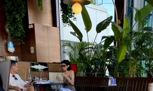 Răzvan și bruneta misterioasă, surprinși la finalul verii, în Istanbul jpeg