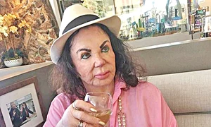 detaliu2 jackie stallone un pahar de vin jpeg