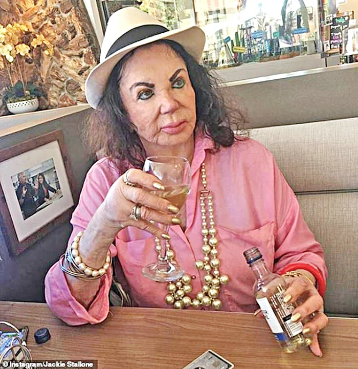 La prânz, obişnuieşte să bea un pahar, două-trei de vin alb, sec