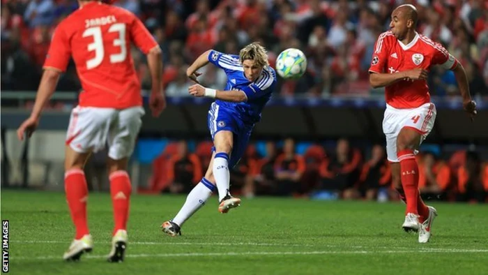 Torres (albastru) este anunţat titular diseară, aşa cum a fost şi în sezonul trecut, în sferturile Ligii Campionilor, când Chelsea a eliminat-o pe Benfica, cu 3-1 la general. FOTO: GETTY IMAGES