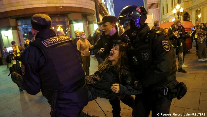 Mulți ruși au ieșit în stradă pentru a protesta împotriva mobilizării parțiale