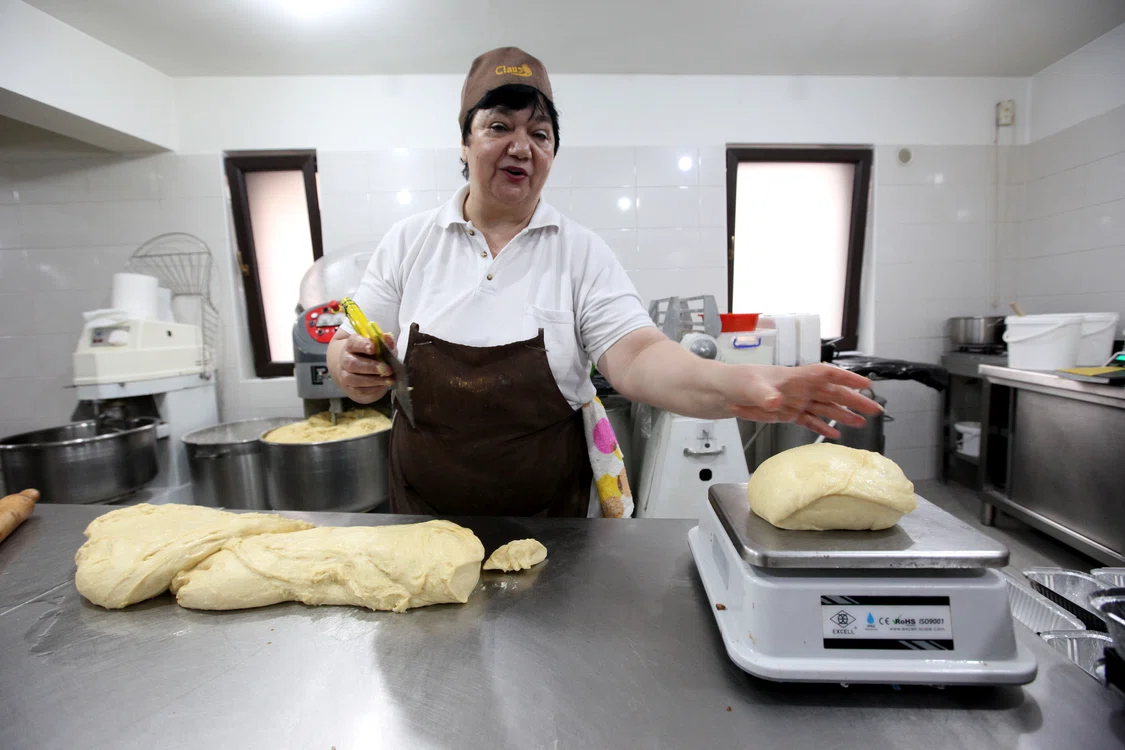 Tanti Maria  îl cântăreşte...