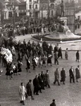 Manifestație organizată de comuniști la 12 noiembrie 1945 pentru a conduce pe ultimul drum „victimele bandelor lui Maniu şi Brătianu din 8 noiembrie 1945” (© „Fototeca online a comunismului românesc”, cota: 266/1945)