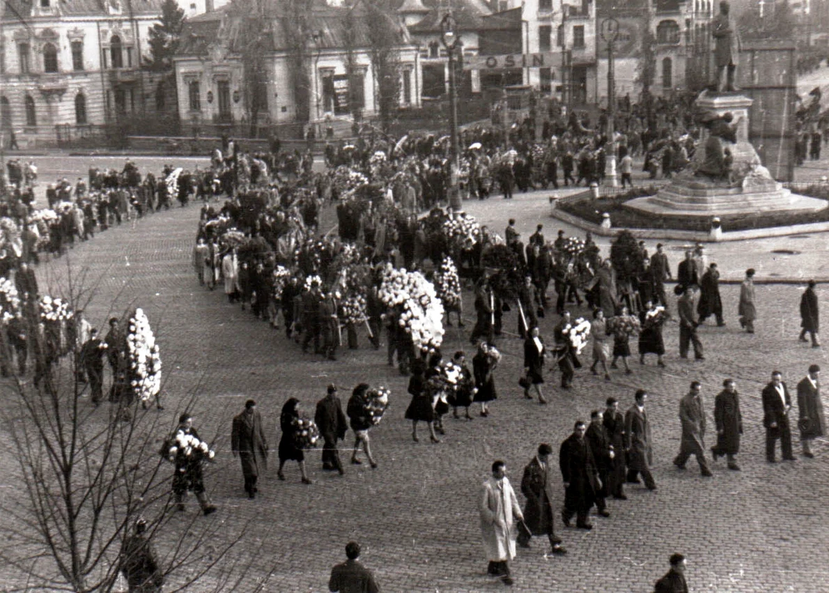 Manifestație organizată de comuniști la 12 noiembrie 1945 pentru a conduce pe ultimul drum „victimele bandelor lui Maniu şi Brătianu din 8 noiembrie 1945” (© „Fototeca online a comunismului românesc”, cota: 266/1945)
