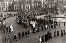 Manifestație organizată de comuniști la 12 noiembrie 1945 pentru a conduce pe ultimul drum „victimele bandelor lui Maniu şi Brătianu din 8 noiembrie 1945” (© „Fototeca online a comunismului românesc”, cota: 266/1945)