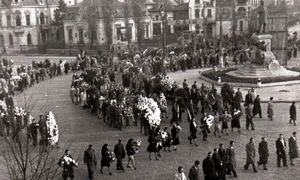 Manifestație organizată de comuniști la 12 noiembrie 1945 pentru a conduce pe ultimul drum „victimele bandelor lui Maniu şi Brătianu din 8 noiembrie 1945” (© „Fototeca online a comunismului românesc”, cota: 266/1945)