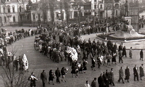 Manifestație organizată de comuniști la 12 noiembrie 1945 pentru a conduce pe ultimul drum „victimele bandelor lui Maniu şi Brătianu din 8 noiembrie 1945” (© „Fototeca online a comunismului românesc”, cota: 266/1945)