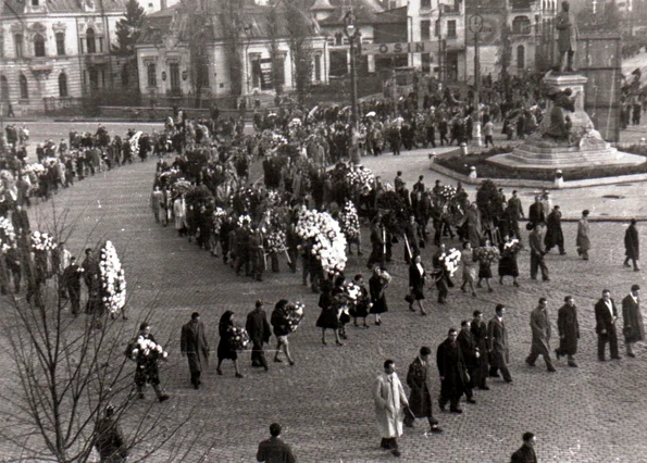 Manifestație organizată de comuniști la 12 noiembrie 1945 pentru a conduce pe ultimul drum „victimele bandelor lui Maniu şi Brătianu din 8 noiembrie 1945” (© „Fototeca online a comunismului românesc”, cota: 266/1945)