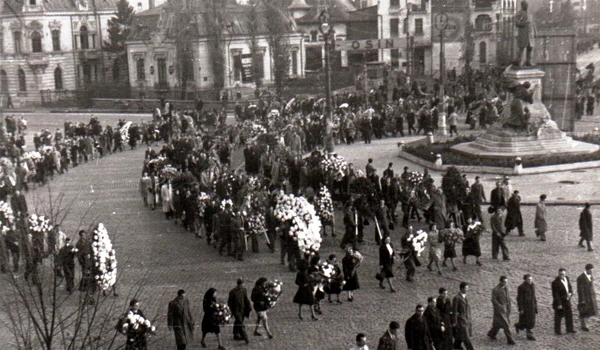Manifestație organizată de comuniști la 12 noiembrie 1945 pentru a conduce pe ultimul drum „victimele bandelor lui Maniu şi Brătianu din 8 noiembrie 1945” (© „Fototeca online a comunismului românesc”, cota: 266/1945)