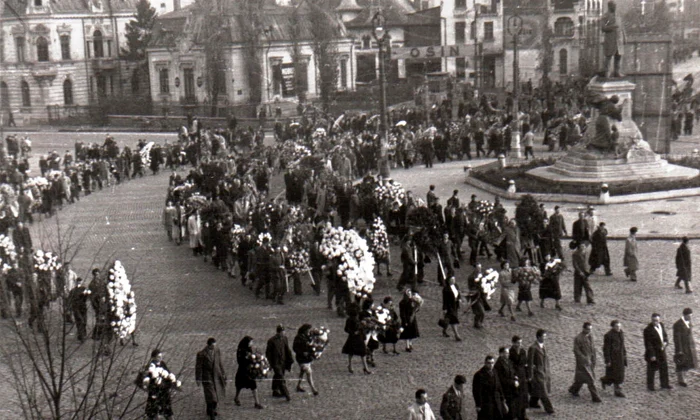 Manifestație organizată de comuniști la 12 noiembrie 1945 pentru a conduce pe ultimul drum „victimele bandelor lui Maniu şi Brătianu din 8 noiembrie 1945” (© „Fototeca online a comunismului românesc”, cota: 266/1945)