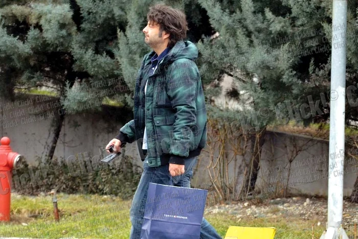 Regizorul s-a uitat în stânga şi-n dreapta,  pentru a repera unde e automobilul (Fotografii: Alex Muscaliu)