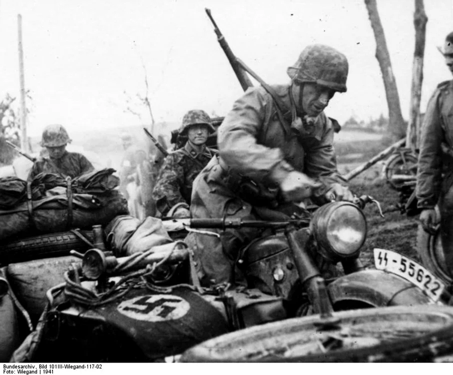 Soldați naziști din Dizivizia Cap de Mort în 1941
