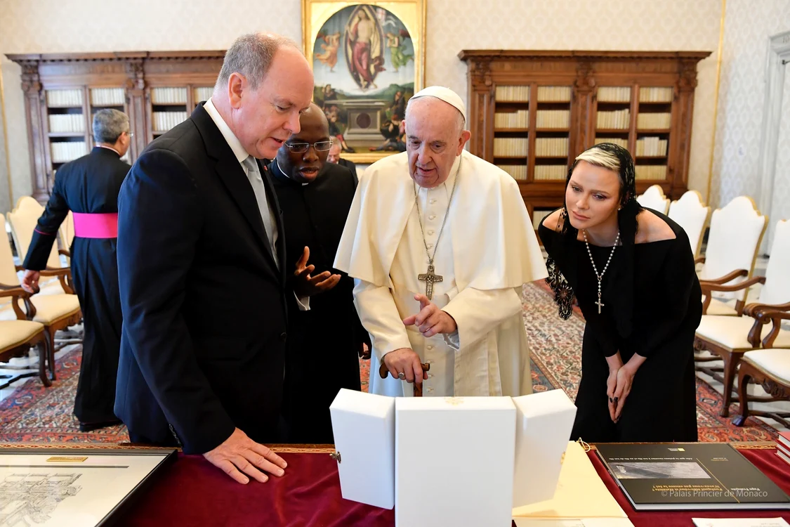 Prințesa Charlene și Prințul Albert de Monaco în vizită la Papa Francisc2 jpg