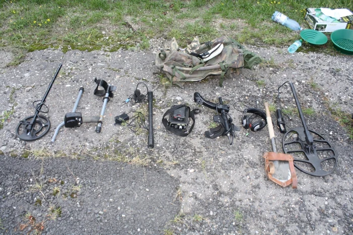 Poliţiştii au descoperit detectoare de metale asupra tinerilor