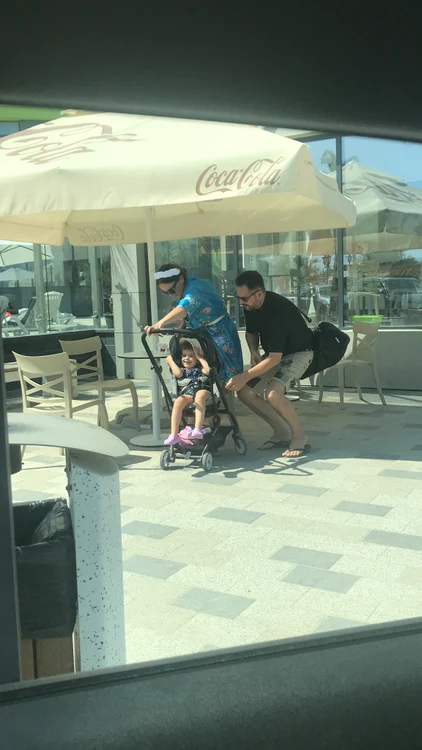 Micuța Petra merge în continuare și în cărucior