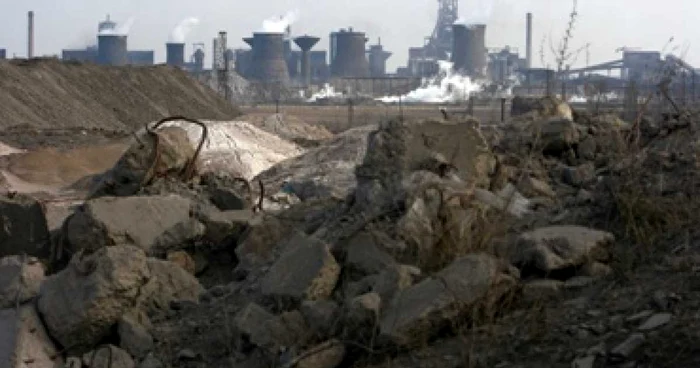 Galaţi: EXCLUSIVITATE Halda de zgură a Arcelor Mittal funcţionează ilegal