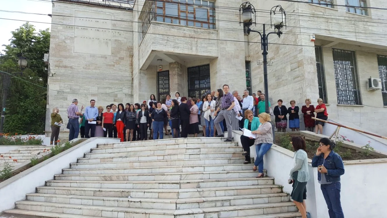 La Caracal, angajaţii din primărie au ieşit în faţa instituţiei