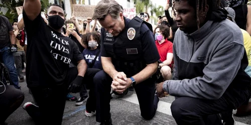 Cory Palka comandantul politiei din Los Angeles ingenunchind alaturi de protestatari  FOTO EPA-EFE