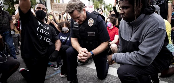 Cory Palka, comandantul Departamentului de Poliţie din Los Angeles, îngenunchind alături de activişti Black Lives Matter  FOTO EPA-EFE