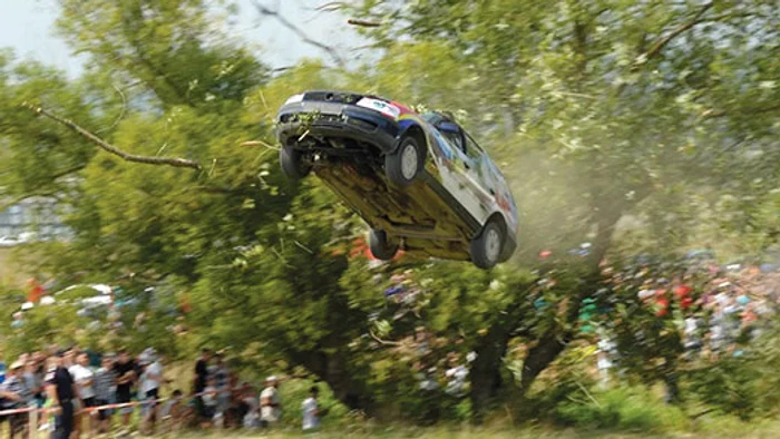 Bolidul trece  vijelios  printre  crengile  copacului