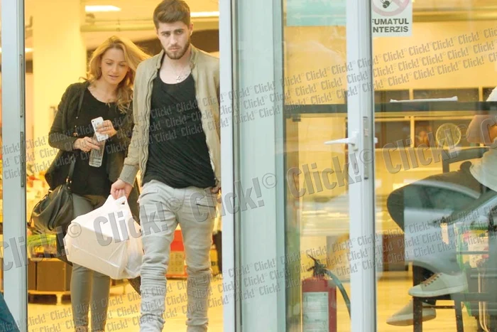 
    Alina Crişan şi Mihai Răduţ  formează un cuplu de mai  bine de o lună, conform  apropiaţilor. Ei merg  împreună la cumpărături (Fotografii: Mihai Ionescu)  