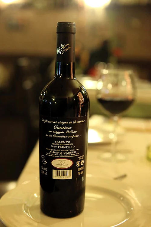 
    Restaurantul în care  se ascultă muzica lui  Al Bano se află  într-o vilă cochetă  