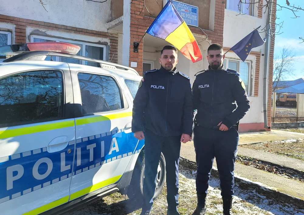 Polițiștii se aflau în patrulare atunci când au văzut casa cuprinsă de flăcări FOTO: IPJ Olt