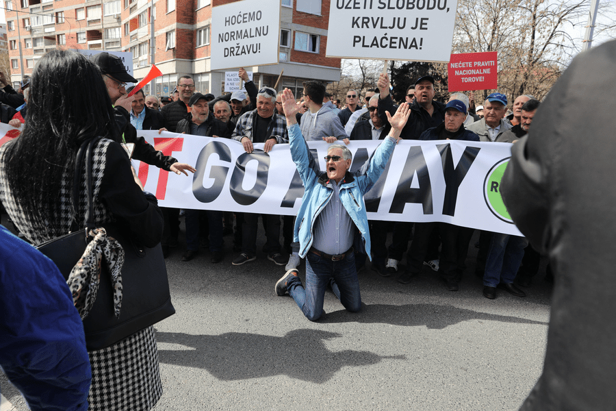 Proteste la Sarajevo împotriva Înaltului Reprezentant al comunității internaționale VIDEO