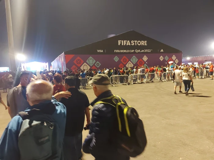 Așa arată coada la intrarea în magazinul oficial FIFA plasat în incinta arenei Lusail.