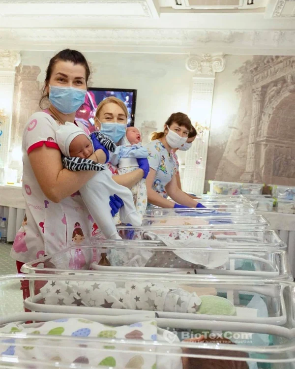 O mamă surogat primeşte 15.000-17.000 de dolari