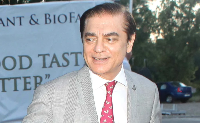 
    Chiar dacă majoritatea bunurilor revendicate nu i se cuveneau, nepotul lui Carol al II-lea  nu a avut probleme în a vinde la grămadă «drepturile» pe zeci de case, palate şi terenuri  