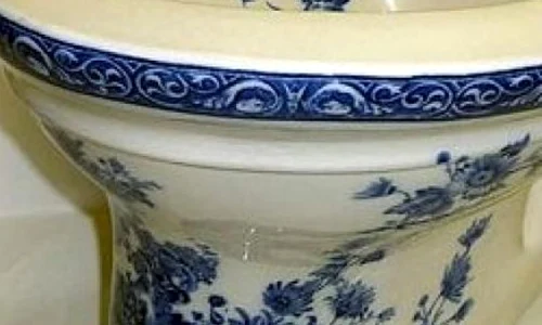 W C  ul lui John Lennon a fost scos la licitaţie jpeg