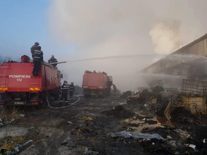 ISU nu a stabilit cauza incendiului, dar urmează să facă o anchetă pentru a stabili dacă deşeurile din plastic au fost depozitate respectând normele în vigoare FOTO ISU Prahova