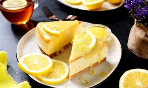 Cheesecake cu lamaie  Sursa foto shutterstock 2292523711 jpg