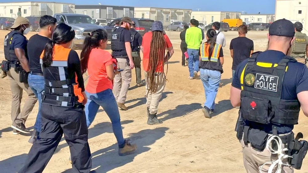 Raid masiv la un celebru producător auto: aproape 500 de muncitori arestați de agenții administrației Trump