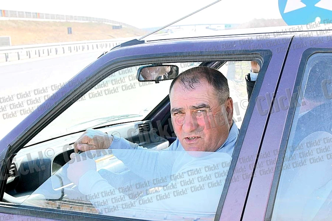 Maşinile intră şi ies  de pe autostradă pe  “breteaua” de ţară (Fotografii: Sever Gheorghe)