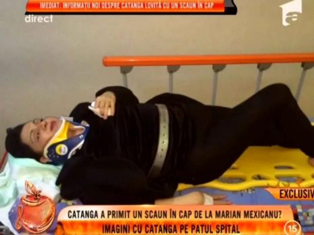 
    Cornelia Catanga, cu gâtul imobilizat după ce a primit un scaun în cap de la Marian Mexicanu  