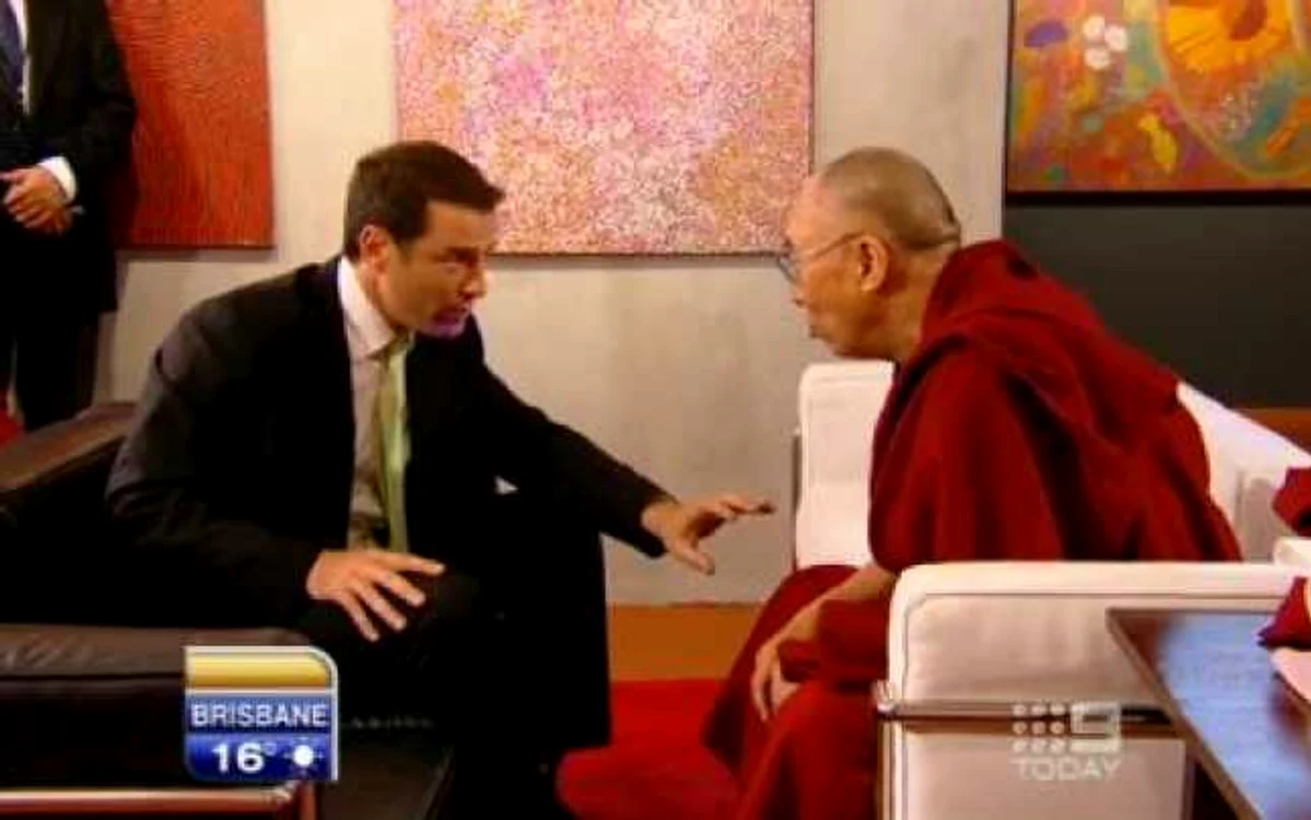 Jurnalistul australian Karl Stefanovic nu reuşeşte să-l amuze pe Dalai Lama cu gluma sa