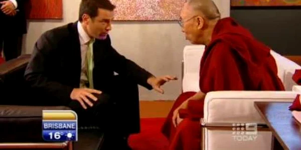 Jurnalistul australian Karl Stefanovic nu reuşeşte să-l amuze pe Dalai Lama cu gluma sa