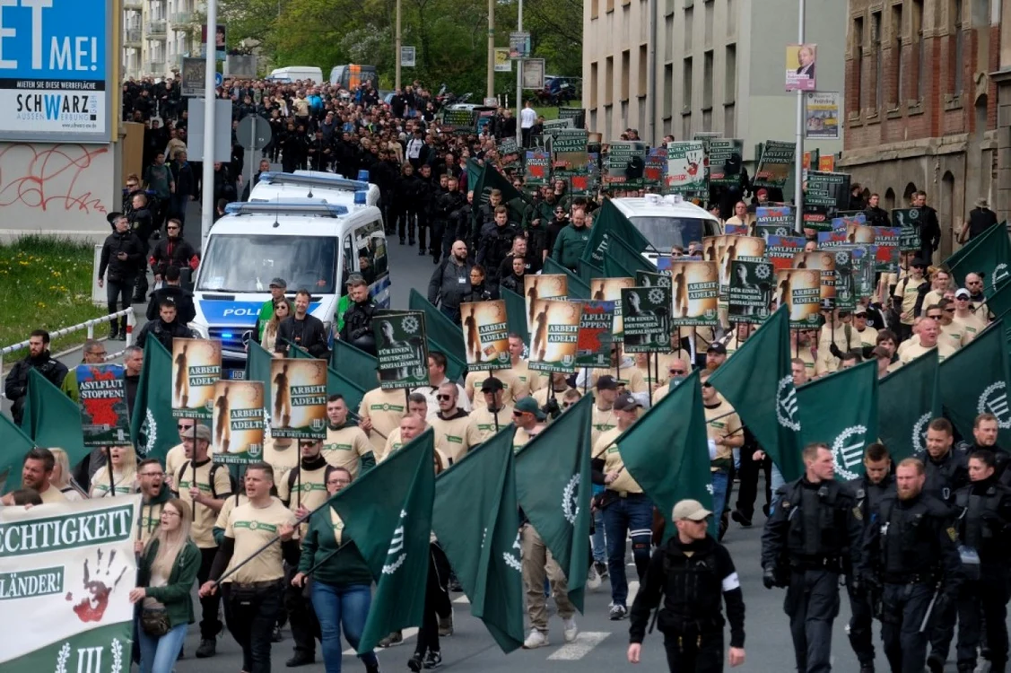 Susţinătorii partidului de extremă dreaptă şi neo-nazist „Der Dritte Weg” (Cea de-a treia cale) în Germania FOTO AFP